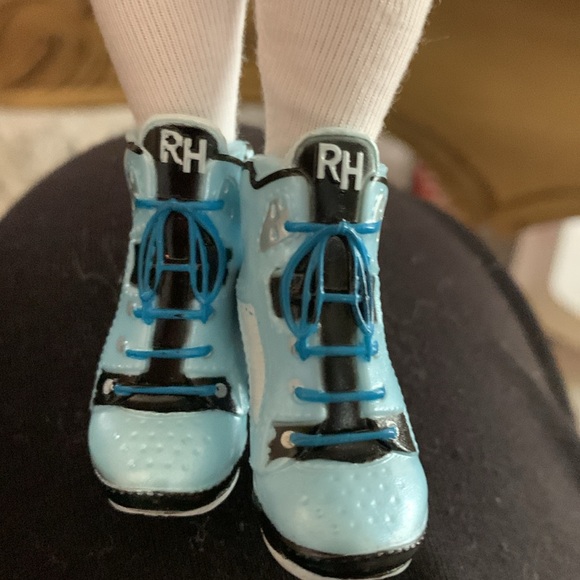 Rainbow High doll cheer squad . 10”, Skyler Bradshaw - Picture 8 of 10